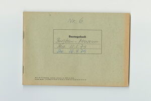 Die Abbildung zeigt ein grünbeiges Heft. Es ist im Querformat und ungefähr DIN A5 groß. Auf ihm befindet sich mittig ein schwarzer rechteckiger Rahmen. In diesem ist der Schriftzug „Bautagebuch“ gedruckt. Darunter sind Linien. Darauf steht handschriftlich: „Bergbau-Museum/Beg. 22.2.79/ Bee. 26.4.79“. Über dem Rahmen befindet sich der handschriftliche Vermerkt „Nr. 6“.  Links unten sind noch kleingedruckte Angaben zum Hersteller vorhanden.